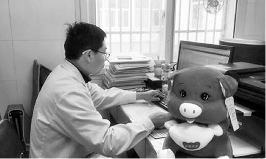医生桌上放只小公仔:不搭调背后一段感人的医患情