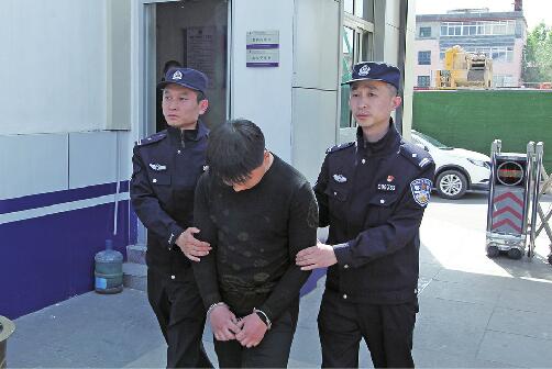 “一只咸猪手”引发全城通缉 上热搜仨小时“袭胸男”落网