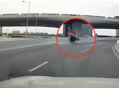 惊呆了!摩托骑手高架坠亡到底什么情况?始末详情曝光终于真相了