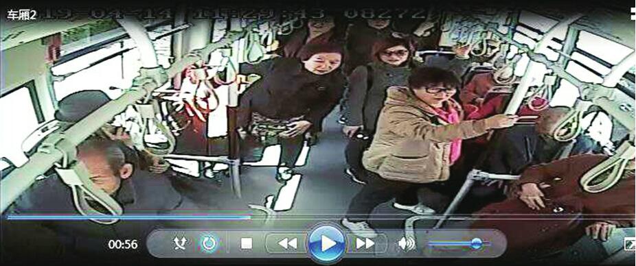 [温暖泉城]公交车上多名乘客齐声呼喊 骑车市民刚买的手机失而复得