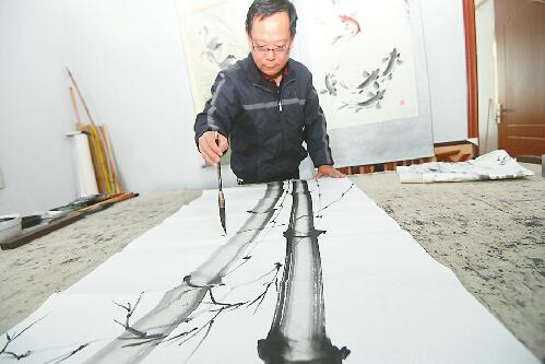 他痴迷画竹30年！修车看门送货啥活不挑下班后有钱画竹子就行