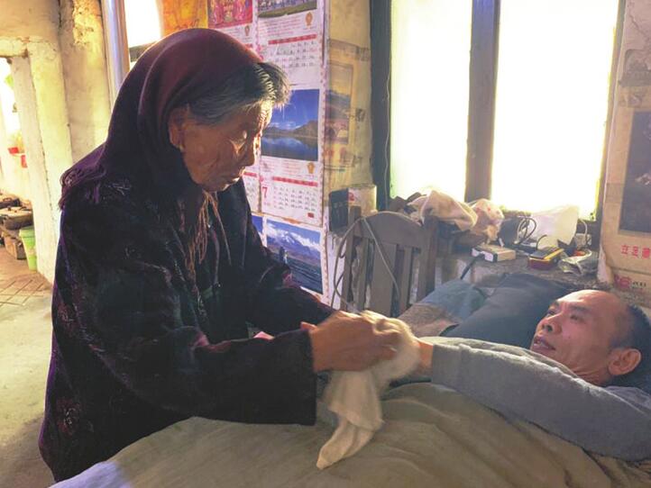 [温暖泉城]不离不弃，88岁老人照顾残疾儿子