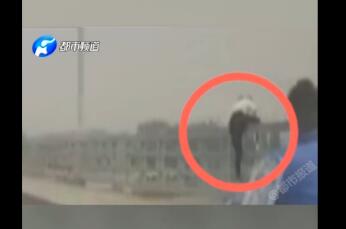 女乘客5元车费扔下70元就跑 翻过护栏打算跳桥被救