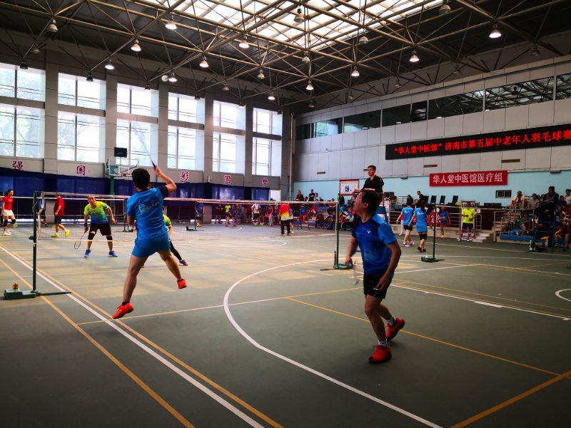 “华人堂中医馆杯”济南市第五届中老年人羽毛球赛鸣锣开赛