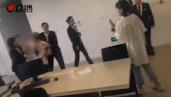 疑丈夫4S店保养出轨女员工 济宁女子送侮辱性锦旗被行拘