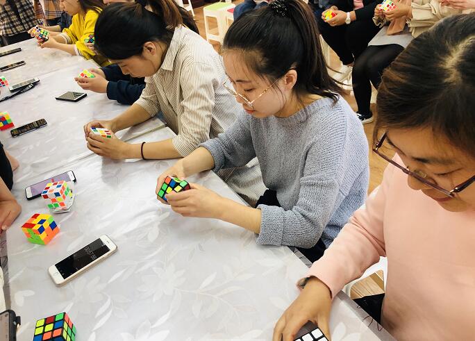 济南市槐荫区大金新苑幼儿园开展第一届“玩转魔方”趣味比赛活动