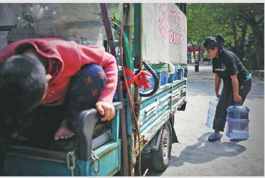 带着残疾女儿送水10多年 女儿微笑是她坚持下去的动力