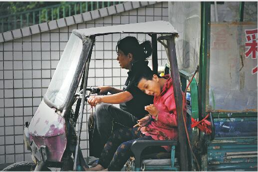 带着残疾女儿送水10多年 女儿微笑是她坚持下去的动力