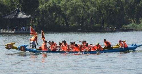 “春渡明湖、夏赛龙舟、秋寻百泉、冬游泉水” ——泉水赛事开启体育赋能城市发展新篇章