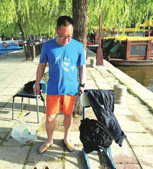 男子跳湖轻生 工作人员毫不犹豫扎入水中将其救下