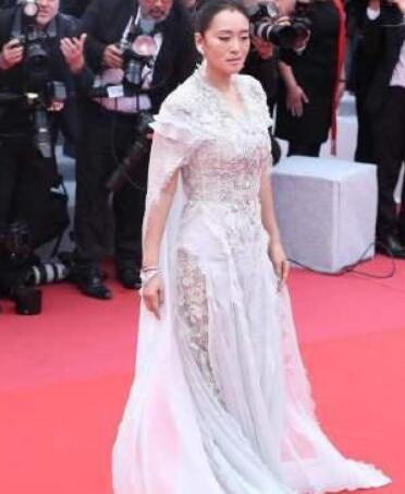 气场开挂了!巩俐白色披风纱裙衣袂飘飘仙气十足 宛若女神降临