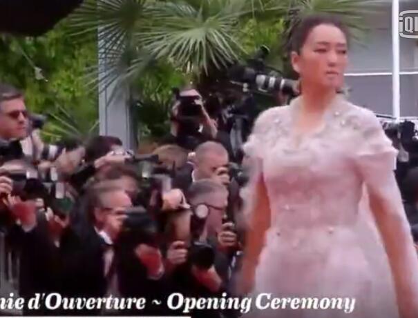 巩俐白色披风纱裙这到底是个什么梗?详情曝光红毯上气场2米8