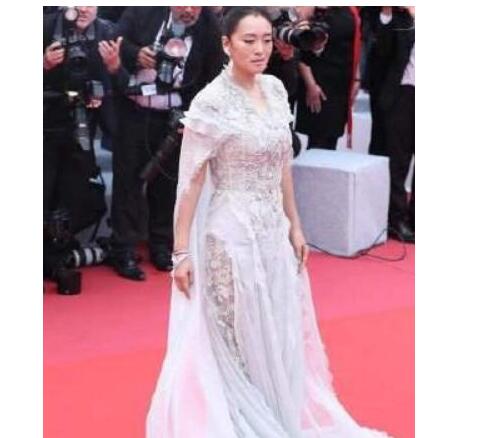 天了噜!巩俐白色披风纱裙什么情况?详情始末红毯show曝光惊呆你我