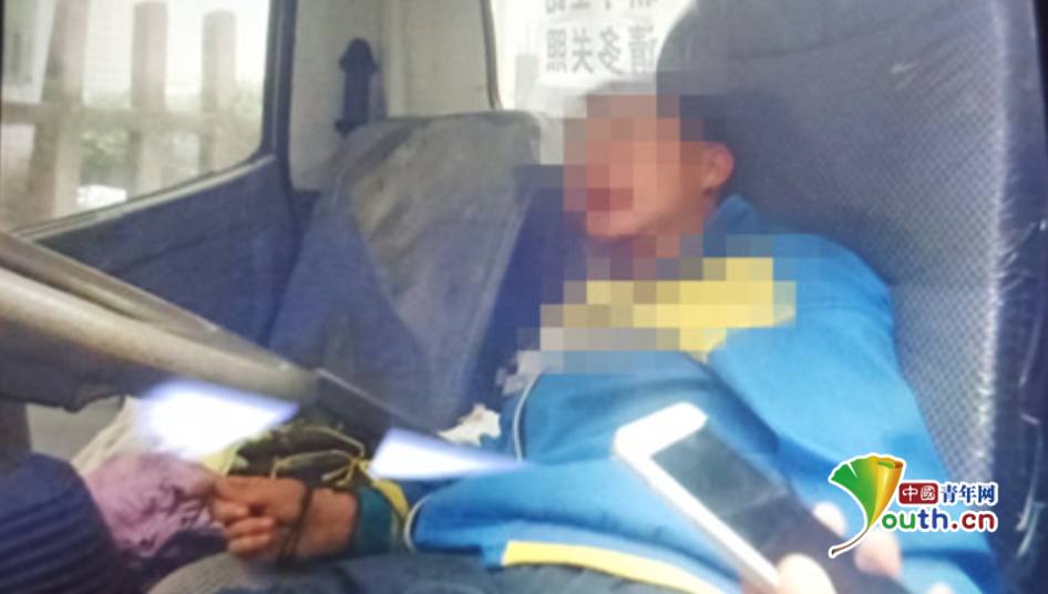 小男孩自导自演被捆在“僵尸车”内 只因为思念在外的父母
