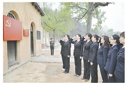 人民的法院，从这里走来