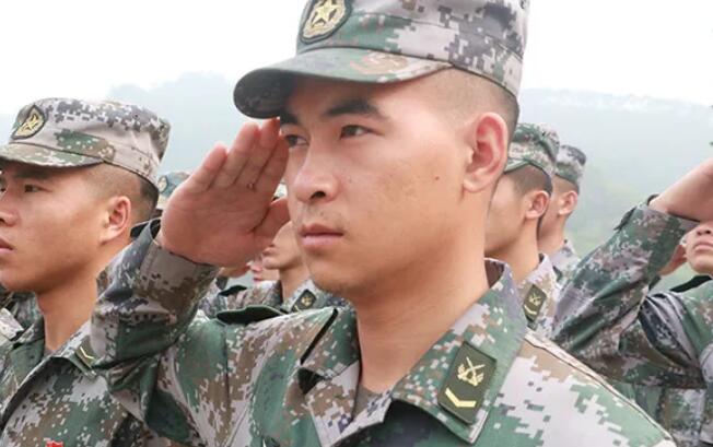 新闻联播动人一幕！他向总书记敬上特殊军礼