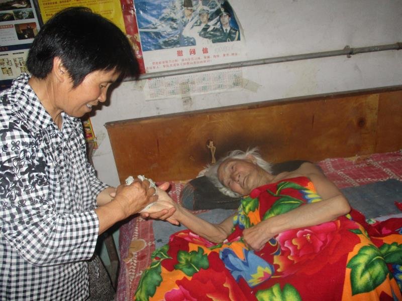 [温暖泉城]东阿有个“笑儿媳” 疯婆婆床前不离不弃