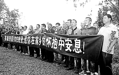 执行任务中直升机突发故障 飞行员避开民房迫降牺牲