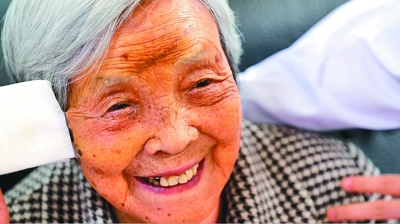 “总书记,我又能看书啦”——“老阿姨”龚全珍眼科手术记
