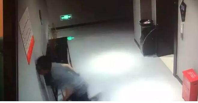 只有4秒的监控视频，却看得人心疼