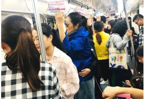 倪萍长沙挤地铁朋友一旁扶腰 60岁倪萍扎高马尾显年轻