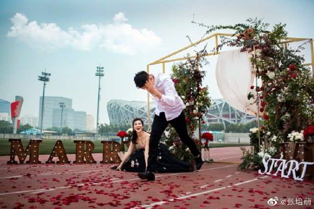 惊呆了!张培萌求婚张漠寒是什么情况?这到底是个什么梗?