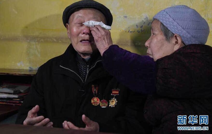 张富清回忆战友们牺牲时情景，不禁泪流满面