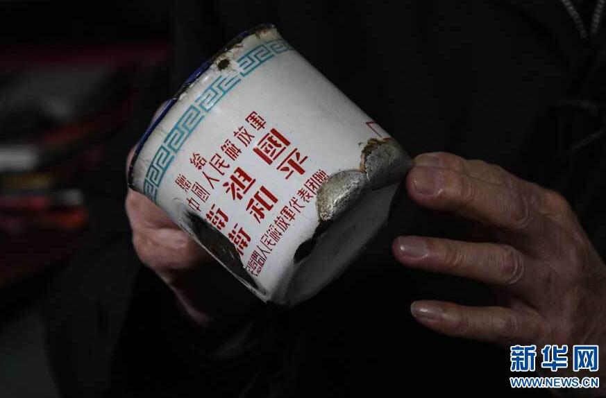 张富清珍藏了几十年，补了又补的搪瓷缸