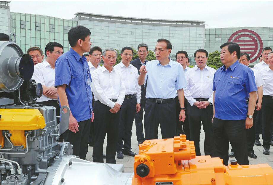 李克强在山东考察时强调：落实减税降费 完善金融服务 促进企业郁郁葱葱蓬勃发展