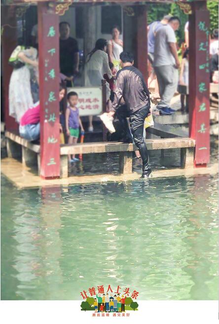 母子在五龙潭落水 小伙二话没说下水救人包都没来得及摘 