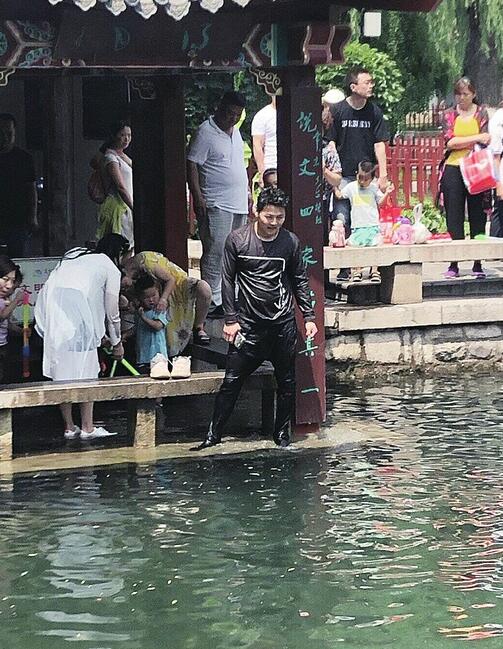 母子在五龙潭落水 小伙二话没说下水救人包都没来得及摘 