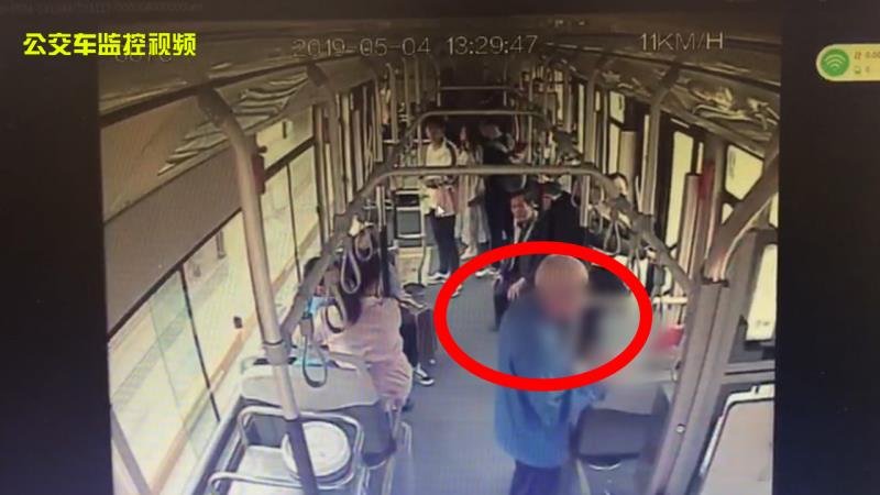 [温暖泉城]男孩被遗忘公交上 众人援手帮寻家人