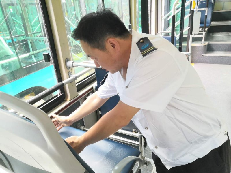 [温暖泉城]男孩被遗忘公交上 众人援手帮寻家人