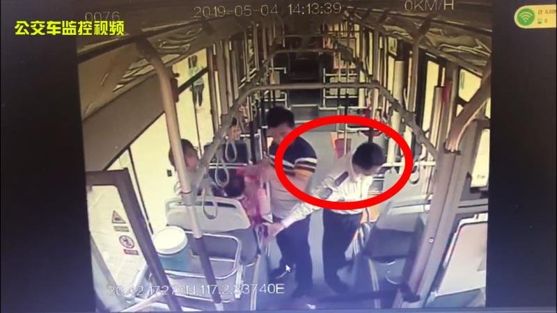 [温暖泉城]男孩被遗忘公交上 众人援手帮寻家人