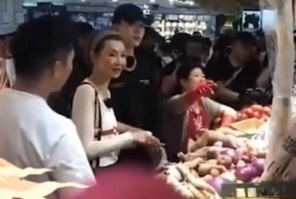 54岁张曼玉逛地摊 她颜值巅峰秒杀小花旦,54岁变这样