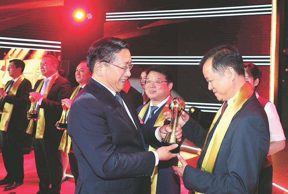 2018“影响济南”年度经济人物评选揭晓 王忠林孙述涛出席颁奖典礼并为获奖企业家颁奖