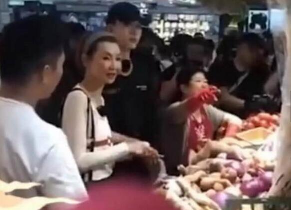 仙女下凡！54岁张曼玉逛地摊怎么 回事?背后原因令人心酸又无奈! 
