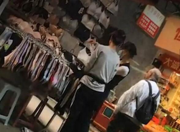 仙女下凡！54岁张曼玉逛地摊怎么 回事?背后原因令人心酸又无奈! 