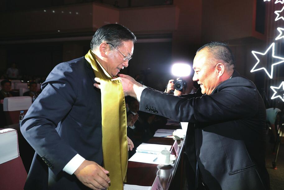 代表着企业家的心愿和情谊 章丘“铁匠”给市委书记“颁奖”