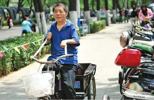 男子天生残疾双手变形 三轮车套缰绳骑行谋生