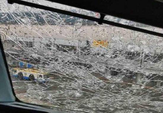 惊魂时刻!南航客机遭冰雹砸什么情况?还原客机遭冰雹砸始末详情