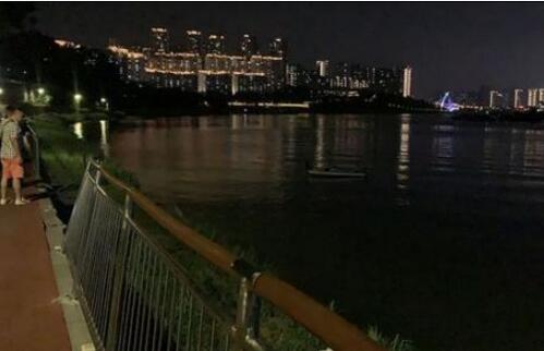 震惊了！南宁小车冲入邕江 这到底是怎么一回事？