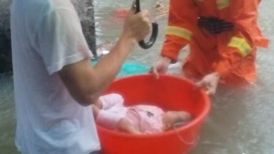 太机智了！消防员洗澡盆救援 珠海大雨倾盆机场航班受影响