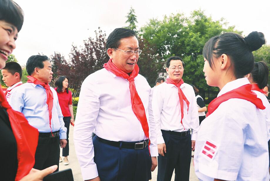 王忠林“六一”节前看望少年儿童 