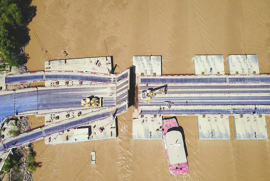 迎汛期 济南浮桥承压舟“升级换代”