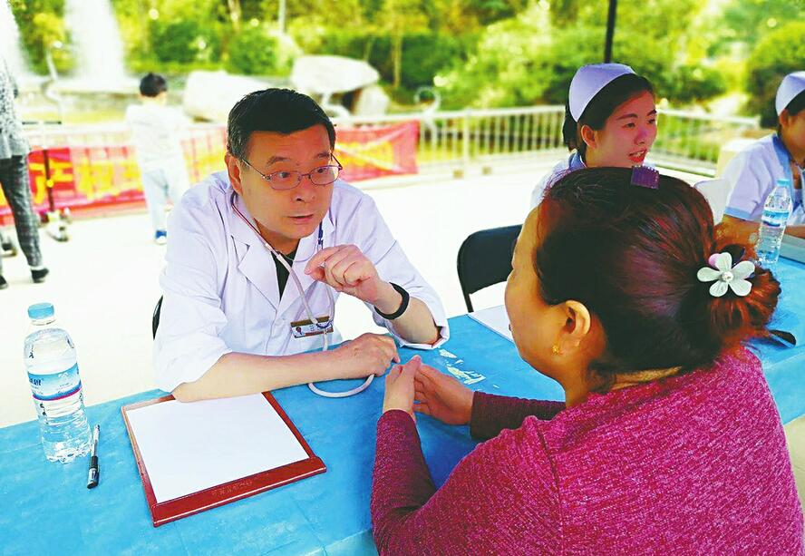 [温暖泉城]退休医生社区义诊忙