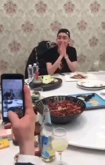 张云雷被曝和黄牛一起吃饭,看到镜头双手遮脸