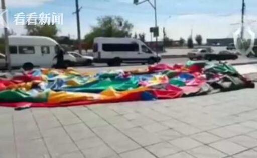 充气城堡被吹上天5孩子被抛出 家长顿时惊慌失措