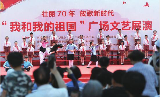 壮丽70年一起放歌新时代 “大客厅”这次变成儿童“大舞台”