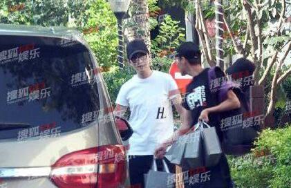 终于亮相了!冯绍峰赵丽颖现身上热搜 这到底是个什么梗?